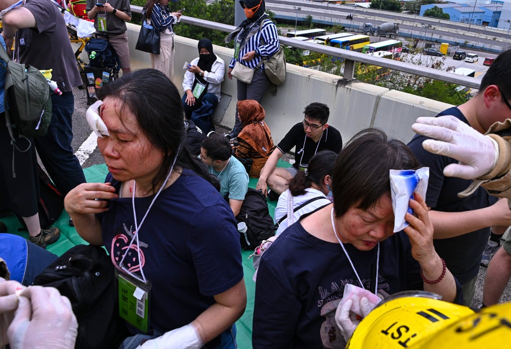 Xe chở khách du lịch đâm vào rào chắn: Tài xế lập tức bị bắt giữ, hé lộ hiện trường khiến 22 người bị thương- Ảnh 2. Xe chở khách du lịch đâm vào rào chắn: Tài xế lập tức bị bắt giữ, hé lộ hiện trường khiến 22 người bị thương- Ảnh 2.