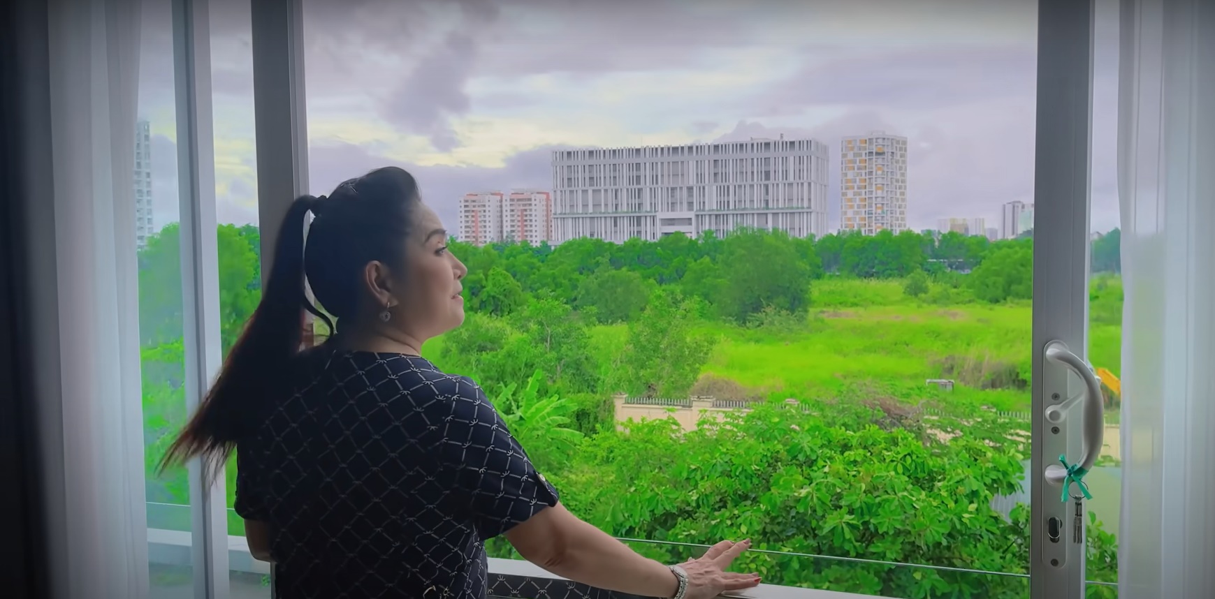Nữ NSƯT sở hữu nhà mặt tiền vài chục tỷ đồng ở Quận 7, nhiều tài tử theo đuổi nhưng cưới chồng kém tiếng - Ảnh 4.