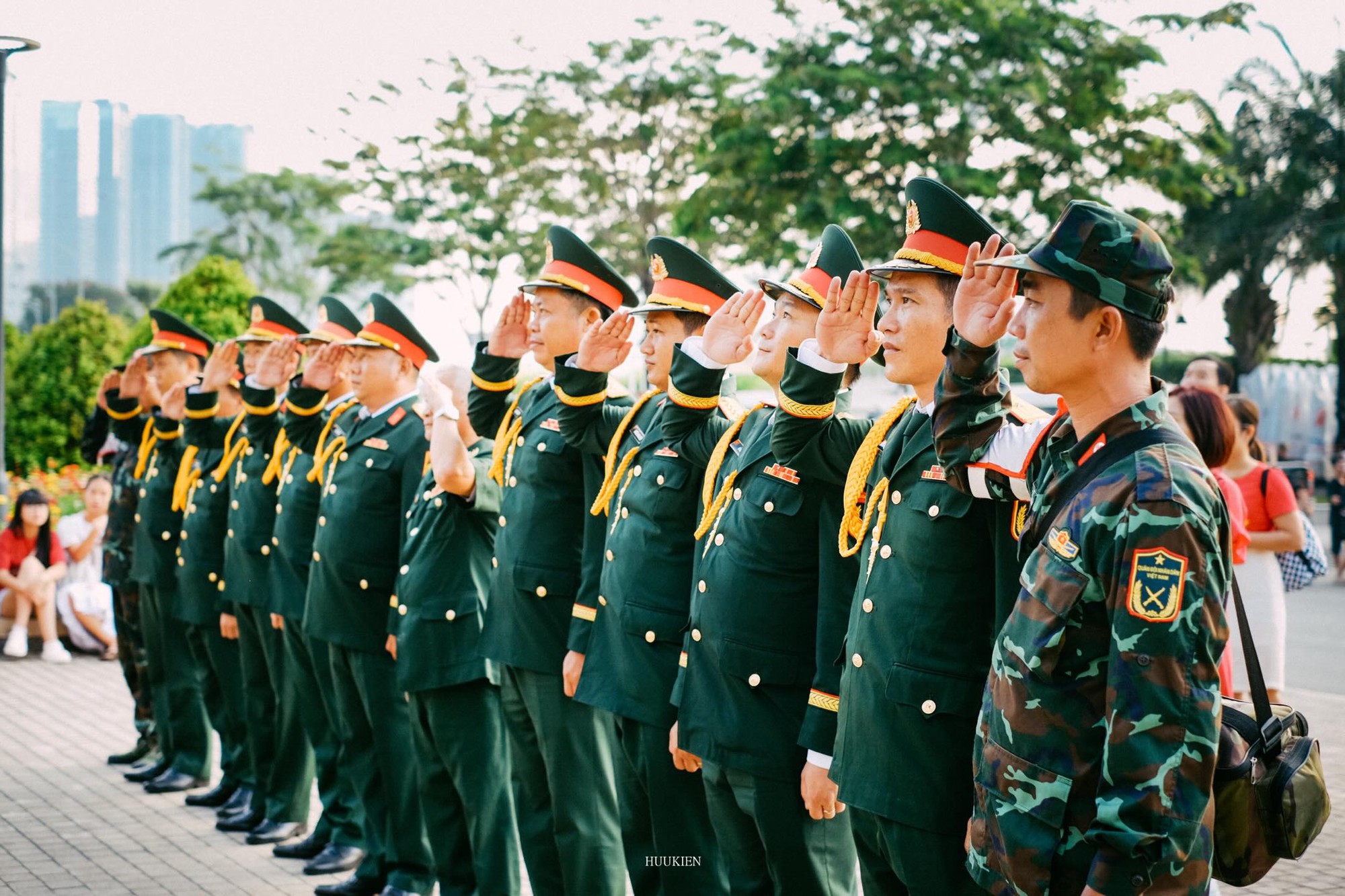 Clip: C&ocirc; g&aacute;i bật kh&oacute;c khi gửi lời nhắn "n&oacute;i g&igrave; với bản th&acirc;n 50 năm sau" - Ảnh 5.