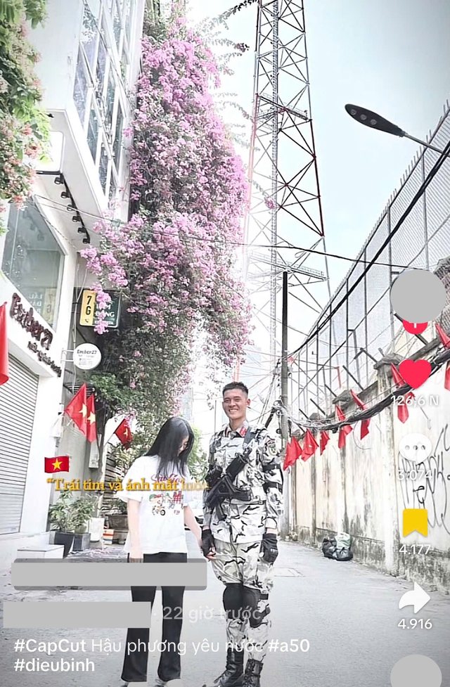 Chiến sĩ Đặc nhiệm d&ugrave; nắm tay c&ocirc; g&aacute;i tặng hoa, n&oacute;i 4 chữ về
mối quan hệ được 