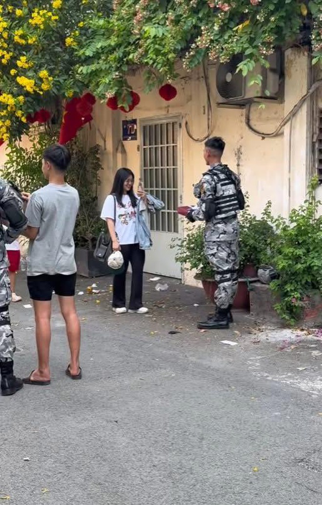 Chiến sĩ Đặc nhiệm d&ugrave; nắm tay c&ocirc; g&aacute;i tặng hoa, n&oacute;i 4 chữ về
mối quan hệ được 