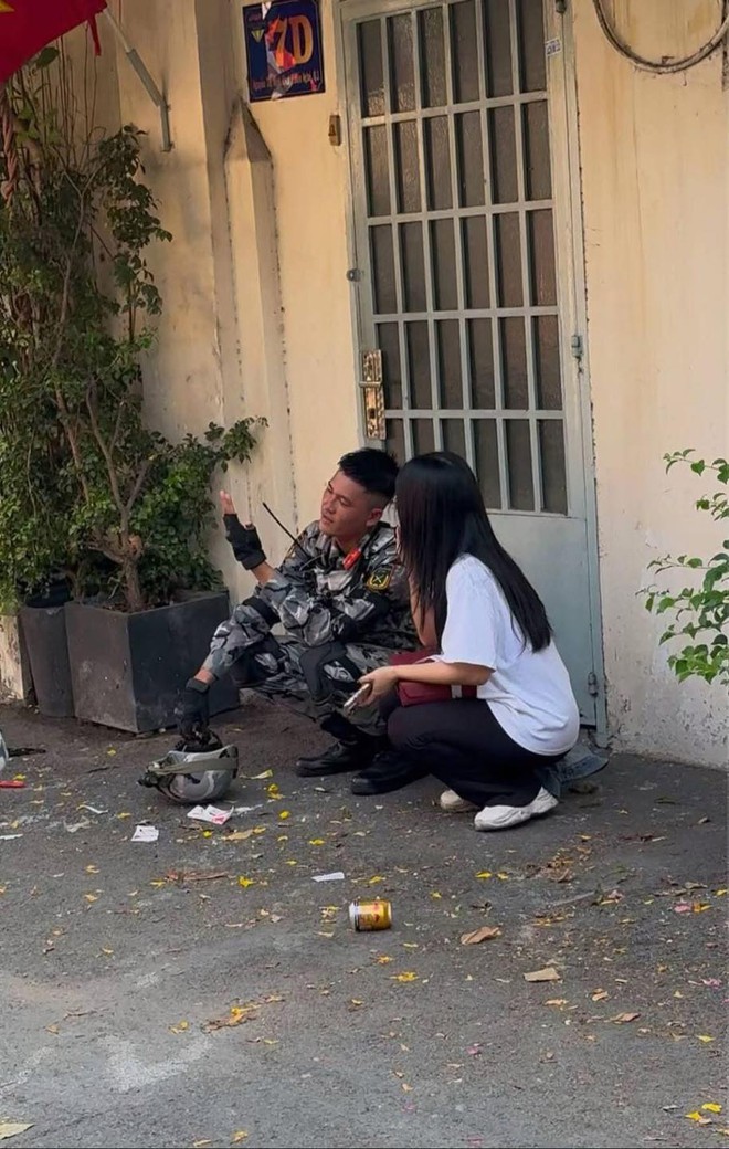 Chiến sĩ Đặc nhiệm d&ugrave; nắm tay c&ocirc; g&aacute;i tặng hoa, n&oacute;i 4 chữ về
mối quan hệ được 