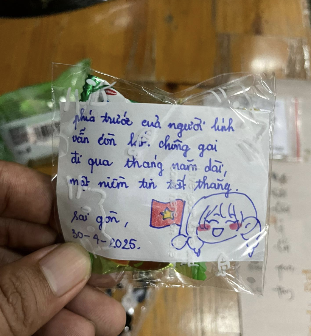 Chiến sĩ chia sẻ loạt thư tay từ người dân sau đại lễ 30/4: Đọc lên chỉ muốn ôm trọn cả đất nước vào lòng- Ảnh 1. Chiến sĩ chia sẻ loạt thư tay từ người dân sau đại lễ 30/4: Đọc lên chỉ muốn ôm trọn cả đất nước vào lòng- Ảnh 1.