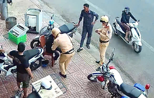 Hiệu trưởng gửi ảnh "nhạy cảm" vào nhóm Zalo chung của trường - Ảnh 2.