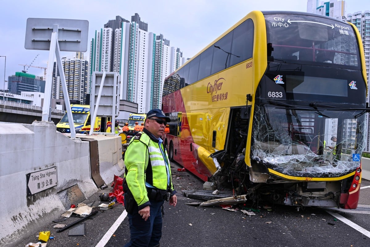 Xe chở khách du lịch đâm vào rào chắn: Tài xế lập tức bị bắt giữ, hé lộ hiện trường khiến 22 người bị thương- Ảnh 1. Xe chở khách du lịch đâm vào rào chắn: Tài xế lập tức bị bắt giữ, hé lộ hiện trường khiến 22 người bị thương- Ảnh 1.
