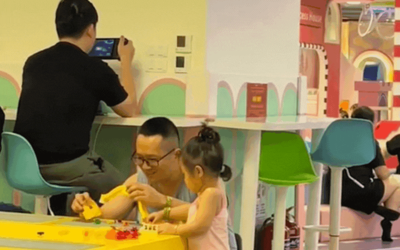 Hai khung cảnh trái ngược tại khu vui chơi trong TTTM ngày lễ: Ranh giới giữa bận rộn và vô tâm mong manh lắm!- Ảnh 2. Hai khung cảnh trái ngược tại khu vui chơi trong TTTM ngày lễ: Ranh giới giữa bận rộn và vô tâm mong manh lắm!- Ảnh 2.