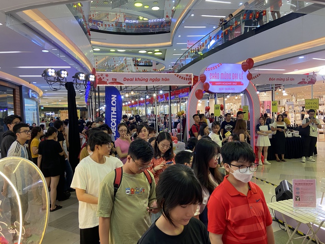 Đưa cả gia đình vào Vạnh Hạnh Mall chơi lễ, chi tiêu mua sắm: Nhận được 1 hành động đặc biệt từ bác bảo vệ- Ảnh 2. Đưa cả gia đình vào Vạnh Hạnh Mall chơi lễ, chi tiêu mua sắm: Nhận được 1 hành động đặc biệt từ bác bảo vệ- Ảnh 2.