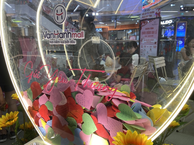 Đưa cả gia đình vào Vạnh Hạnh Mall chơi lễ, chi tiêu mua sắm: Nhận được 1 hành động đặc biệt từ bác bảo vệ- Ảnh 7. Đưa cả gia đình vào Vạnh Hạnh Mall chơi lễ, chi tiêu mua sắm: Nhận được 1 hành động đặc biệt từ bác bảo vệ- Ảnh 7.