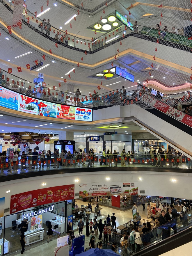 Đưa cả gia đình vào Vạnh Hạnh Mall chơi lễ, chi tiêu mua sắm: Nhận được 1 hành động đặc biệt từ bác bảo vệ- Ảnh 9. Đưa cả gia đình vào Vạnh Hạnh Mall chơi lễ, chi tiêu mua sắm: Nhận được 1 hành động đặc biệt từ bác bảo vệ- Ảnh 9.