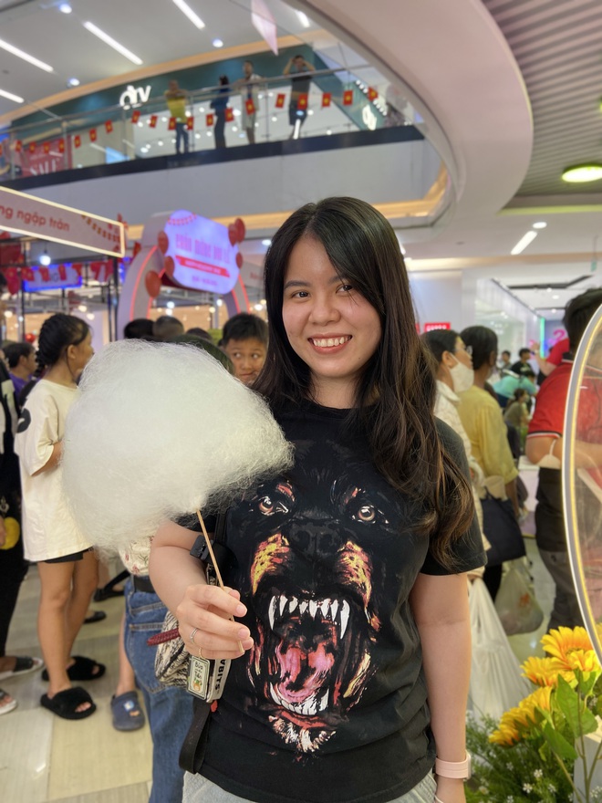 Đưa cả gia đình vào Vạnh Hạnh Mall chơi lễ, chi tiêu mua sắm: Nhận được 1 hành động đặc biệt từ bác bảo vệ- Ảnh 3. Đưa cả gia đình vào Vạnh Hạnh Mall chơi lễ, chi tiêu mua sắm: Nhận được 1 hành động đặc biệt từ bác bảo vệ- Ảnh 3.