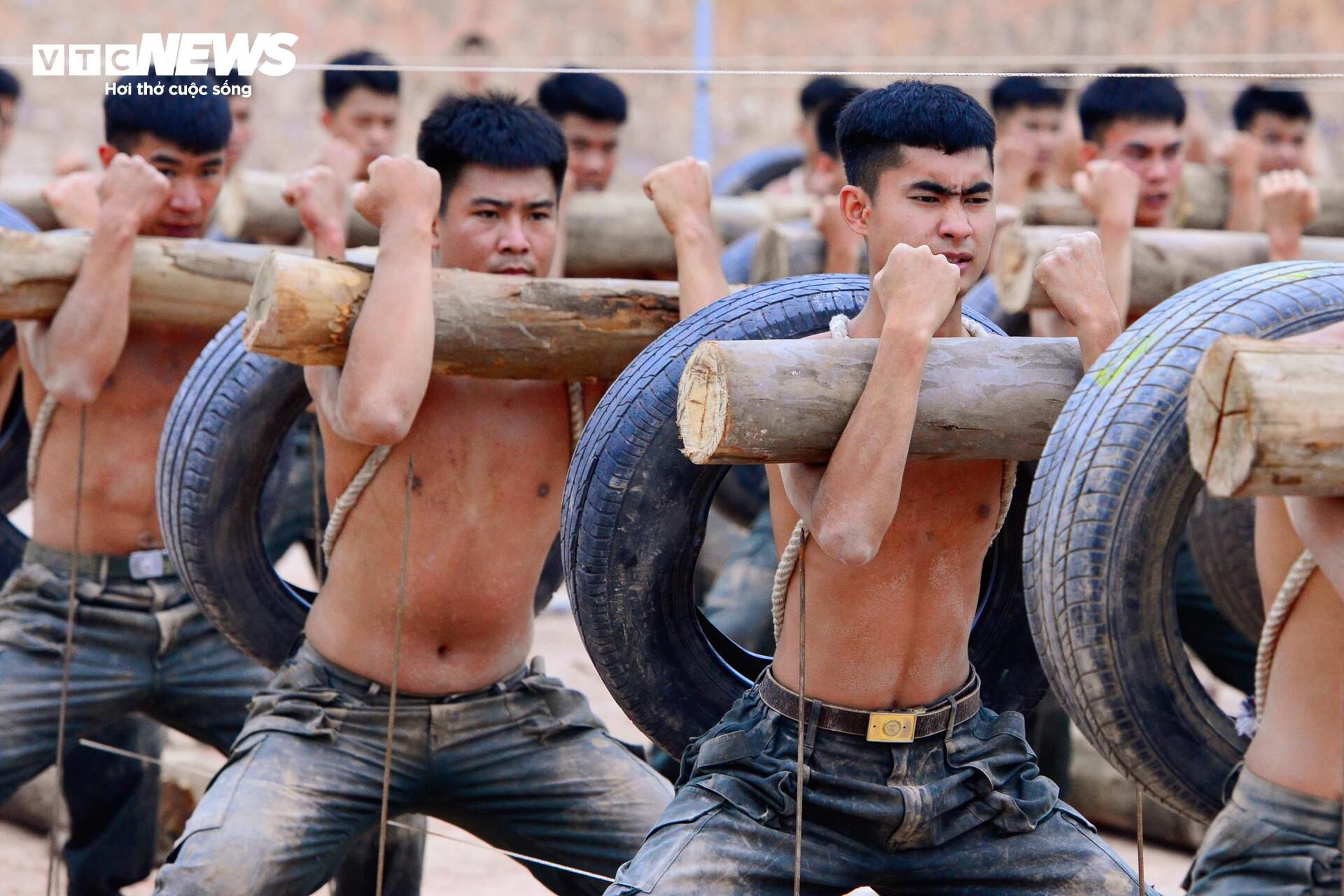 Cảnh sát chống khủng bố: Huấn luyện tác chiến đu dây , vượt sông và đầm lầy - Ảnh 17. Cảnh sát chống khủng bố: Huấn luyện tác chiến đu dây , vượt sông và đầm lầy - Ảnh 17.