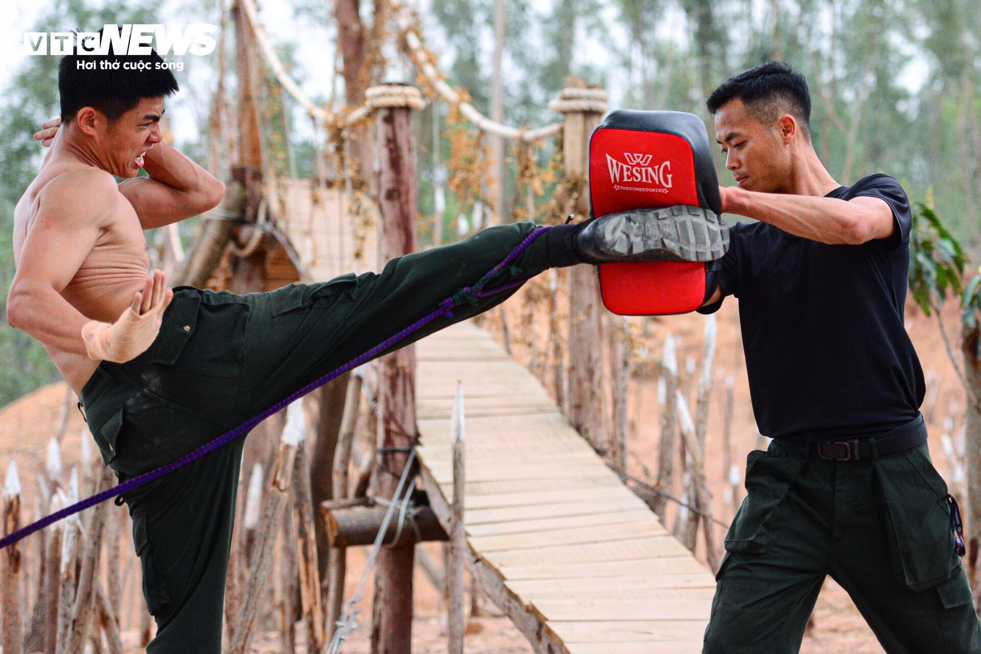 Cảnh sát chống khủng bố: Huấn luyện tác chiến đu dây , vượt sông và đầm lầy - Ảnh 15. Cảnh sát chống khủng bố: Huấn luyện tác chiến đu dây , vượt sông và đầm lầy - Ảnh 15.
