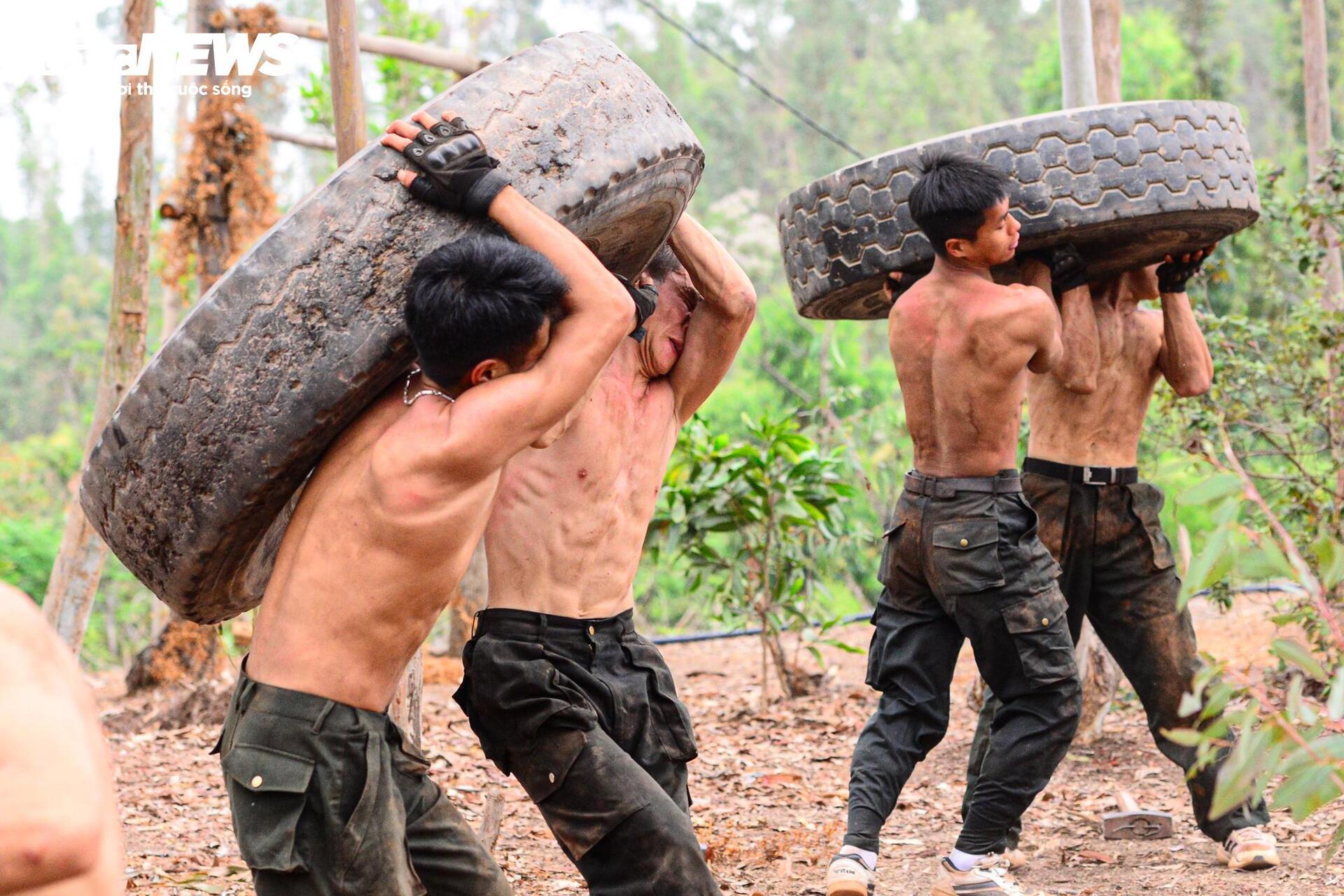 Cảnh sát chống khủng bố: Huấn luyện tác chiến đu dây , vượt sông và đầm lầy - Ảnh 5. Cảnh sát chống khủng bố: Huấn luyện tác chiến đu dây , vượt sông và đầm lầy - Ảnh 5.