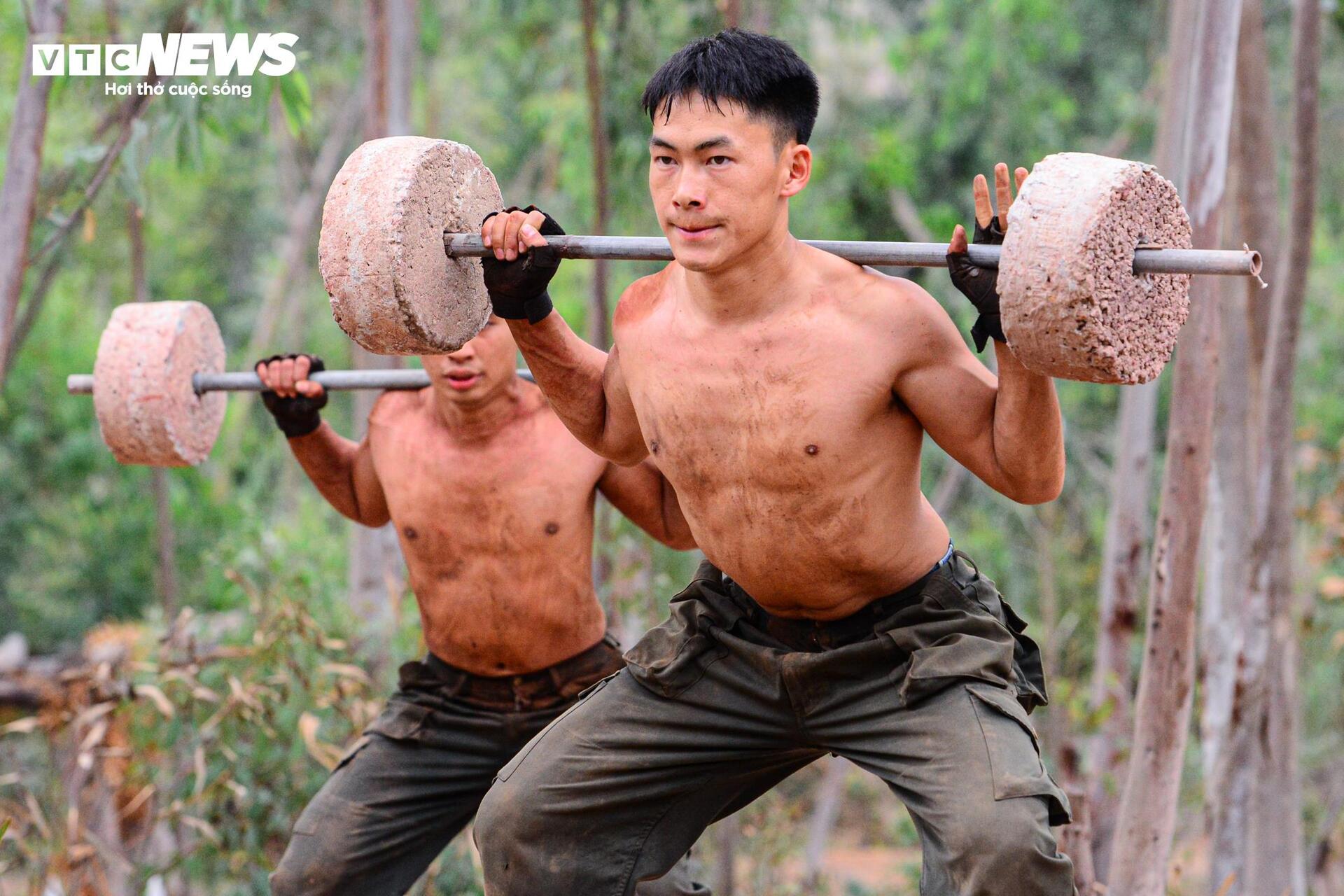 Cảnh sát chống khủng bố: Huấn luyện tác chiến đu dây , vượt sông và đầm lầy - Ảnh 8. Cảnh sát chống khủng bố: Huấn luyện tác chiến đu dây , vượt sông và đầm lầy - Ảnh 8.