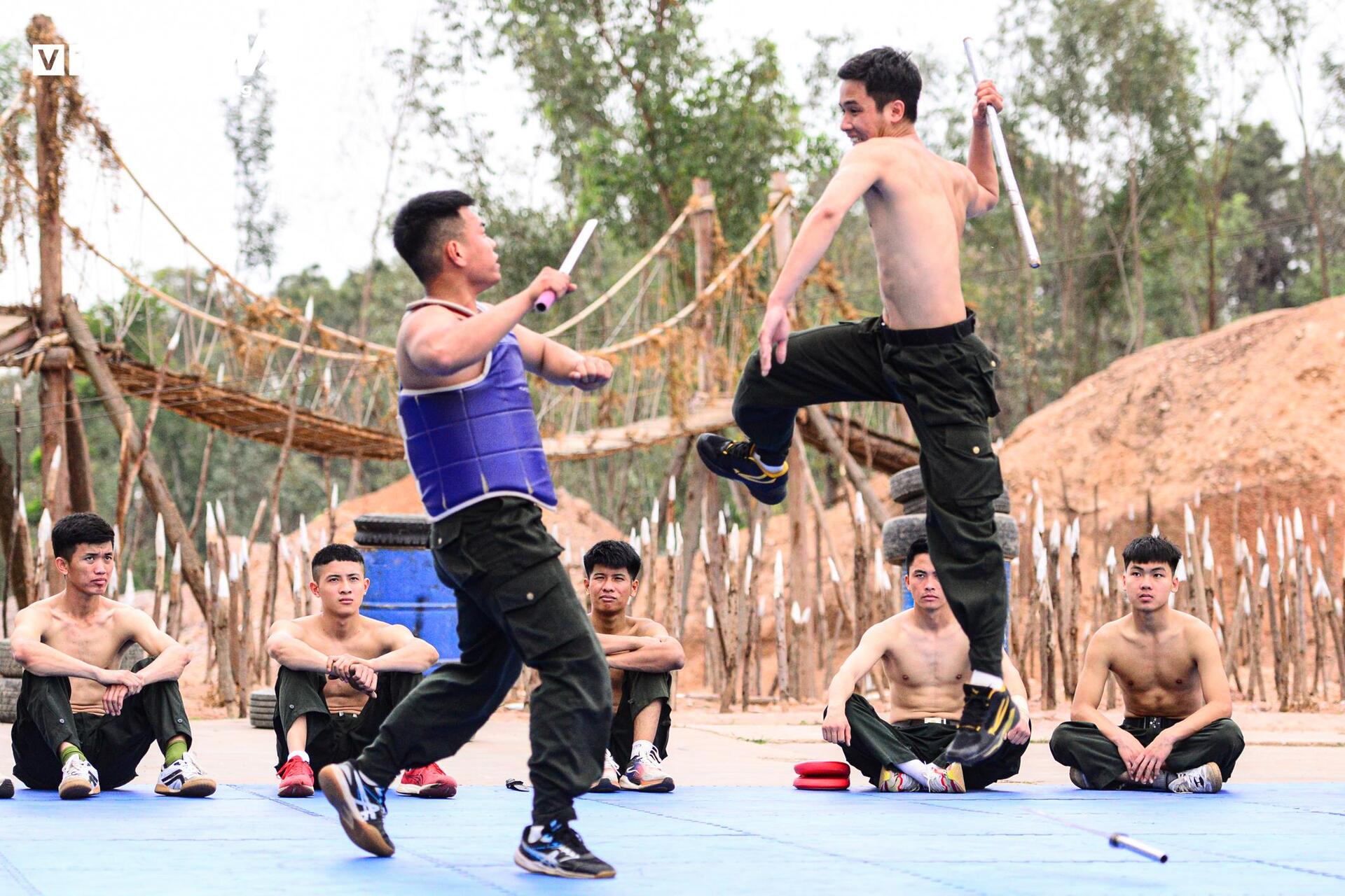 Cảnh sát chống khủng bố: Huấn luyện tác chiến đu dây , vượt sông và đầm lầy - Ảnh 14. Cảnh sát chống khủng bố: Huấn luyện tác chiến đu dây , vượt sông và đầm lầy - Ảnh 14.