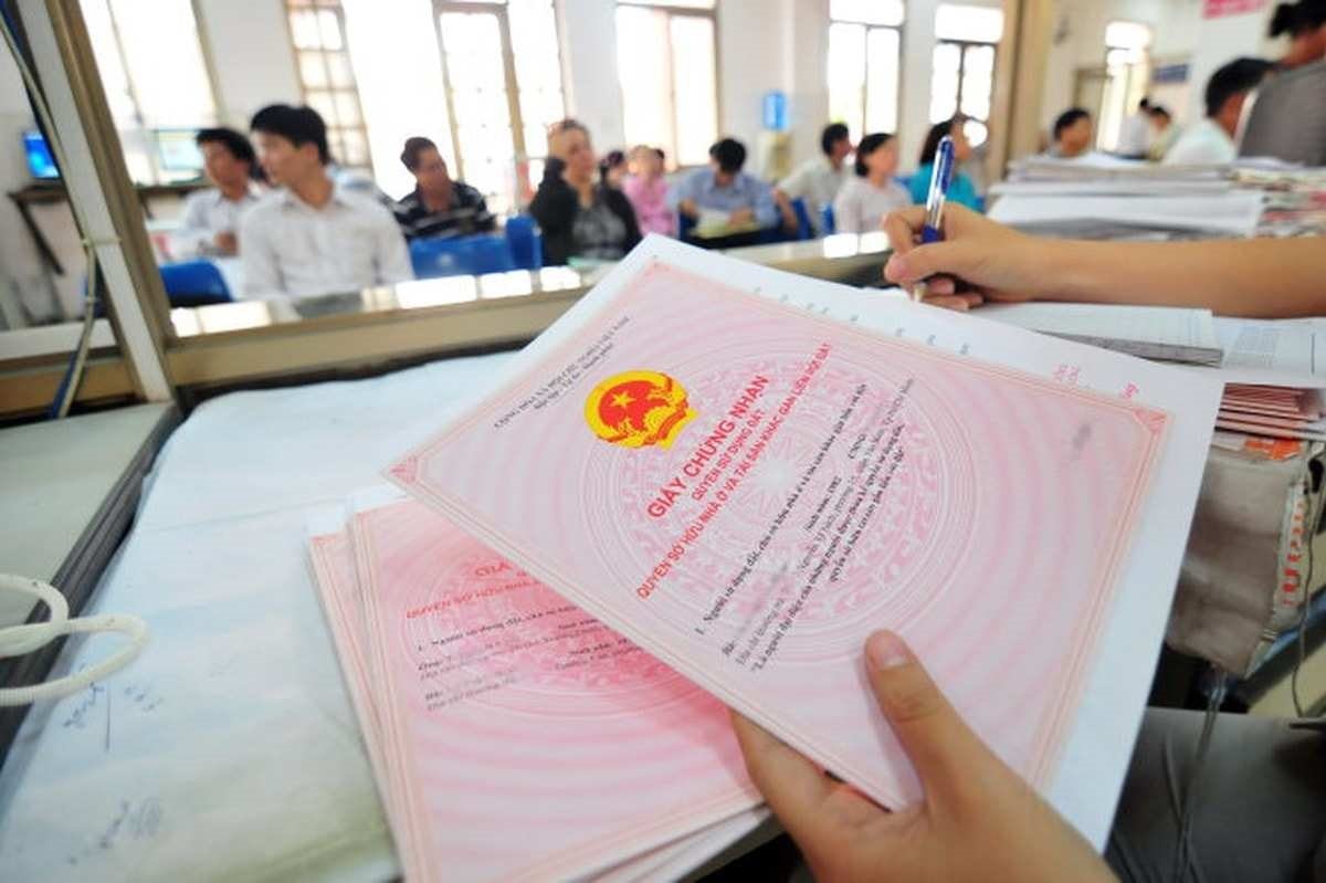 Đề xuất chính quyền xã cấp sổ đỏ cho người dân - Ảnh 1.