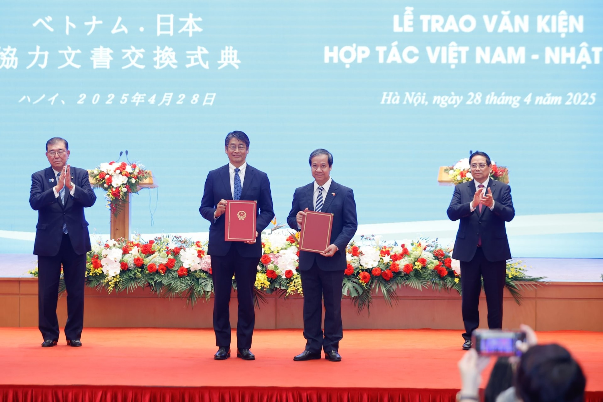 Năm nay, Việt Nam sẽ triển khai giảng dạy một ngôn ngữ trên toàn quốc, bắt đầu ngay từ lớp 3 - Ảnh 2. Năm nay, Việt Nam sẽ triển khai giảng dạy một ngôn ngữ trên toàn quốc, bắt đầu ngay từ lớp 3 - Ảnh 2.