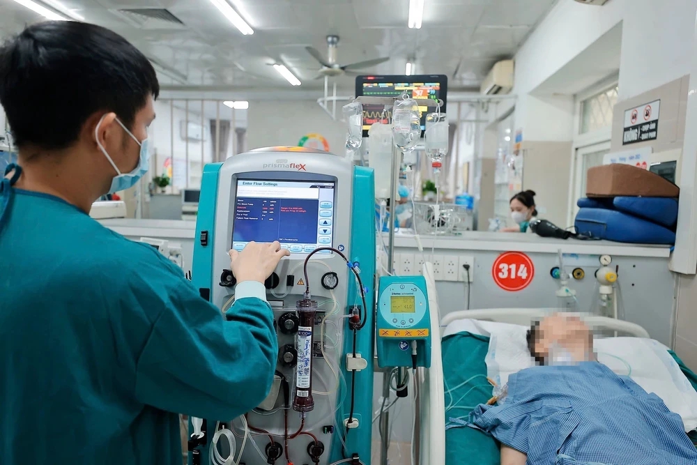 Ngày đầu kỳ nghỉ lễ hơn 73.000 lượt người khám bệnh, cấp cứu - Ảnh 1.