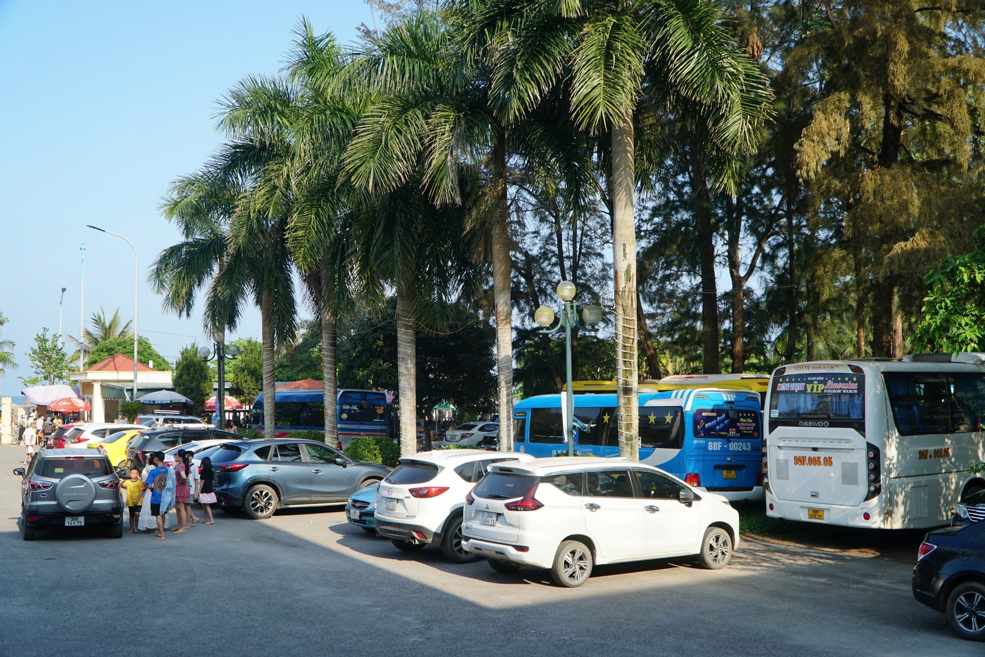 Choáng với cảnh du khách chen nhau tắm biển Sầm Sơn- Ảnh 10.