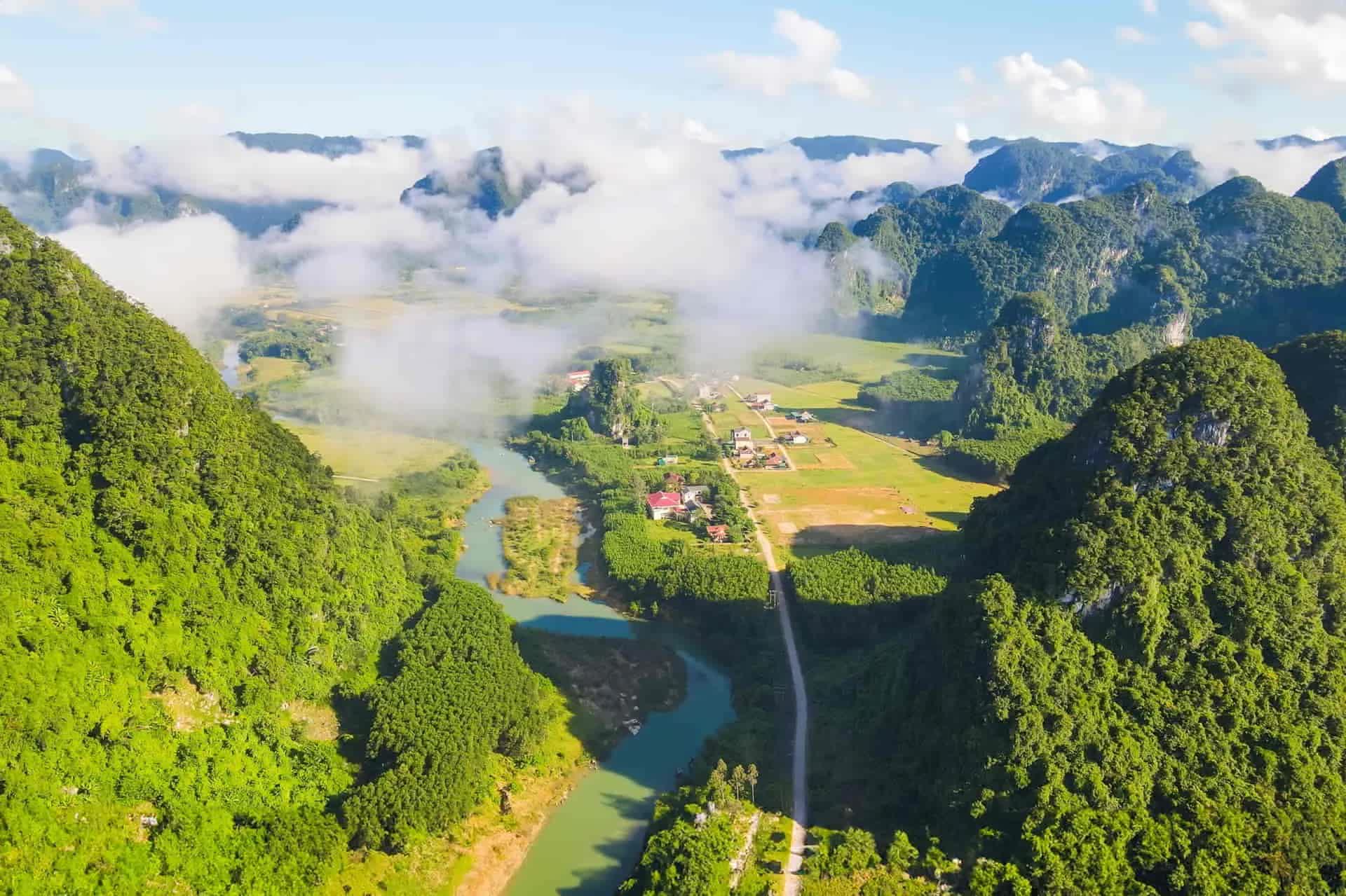 Du khách lần đầu tới tỉnh miền Trung, trầm trồ nhận xét: "Không ngờ lại đẹp như tranh vẽ đến vậy!" - Ảnh 1.