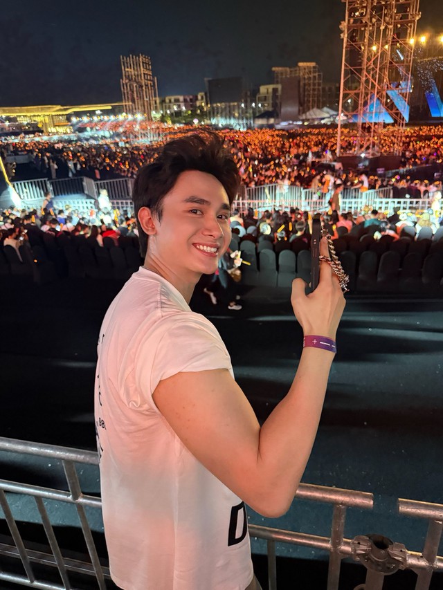 Diệp Lâm Anh và tình trẻ xuất hiện chung trên sóng livestream, bị soi có thái độ khác lạ - Ảnh 2. Diệp Lâm Anh và tình trẻ xuất hiện chung trên sóng livestream, bị soi có thái độ khác lạ - Ảnh 2.