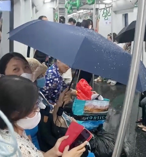 Sự cố tàu điện Cát Linh: Hành khách phải che ô vì nước dột từ điều hòa - Ảnh 1.