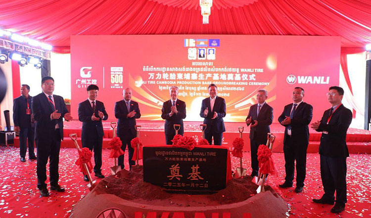 Phó Thủ tướng kiêm Phó Chủ tịch thứ nhất Hội đồng Phát triển Campuchia (CDC) Sun Chanthol (thứ tư từ phải sang) và Đại sứ Trung Quốc tại Campuchia Uông Văn Bân (thứ tư từ trái sang) tại lễ khởi công nhà máy sản xuất lốp xe Wanli Tire tại thị xã Bavet, tỉnh Svay Rieng, Campuchia, vào tháng 1/2025. Ảnh: CDC