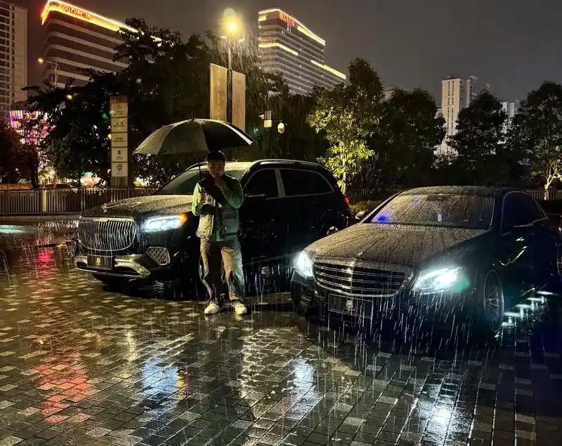 Nhìn người bạn trai giản dị bước xuống từ chiếc Mercedes-Maybach, tôi đứng như chôn chân tại chỗ bởi sự thật phũ phàng- Ảnh 1. Nhìn người bạn trai giản dị bước xuống từ chiếc Mercedes-Maybach, tôi đứng như chôn chân tại chỗ bởi sự thật phũ phàng- Ảnh 1.
