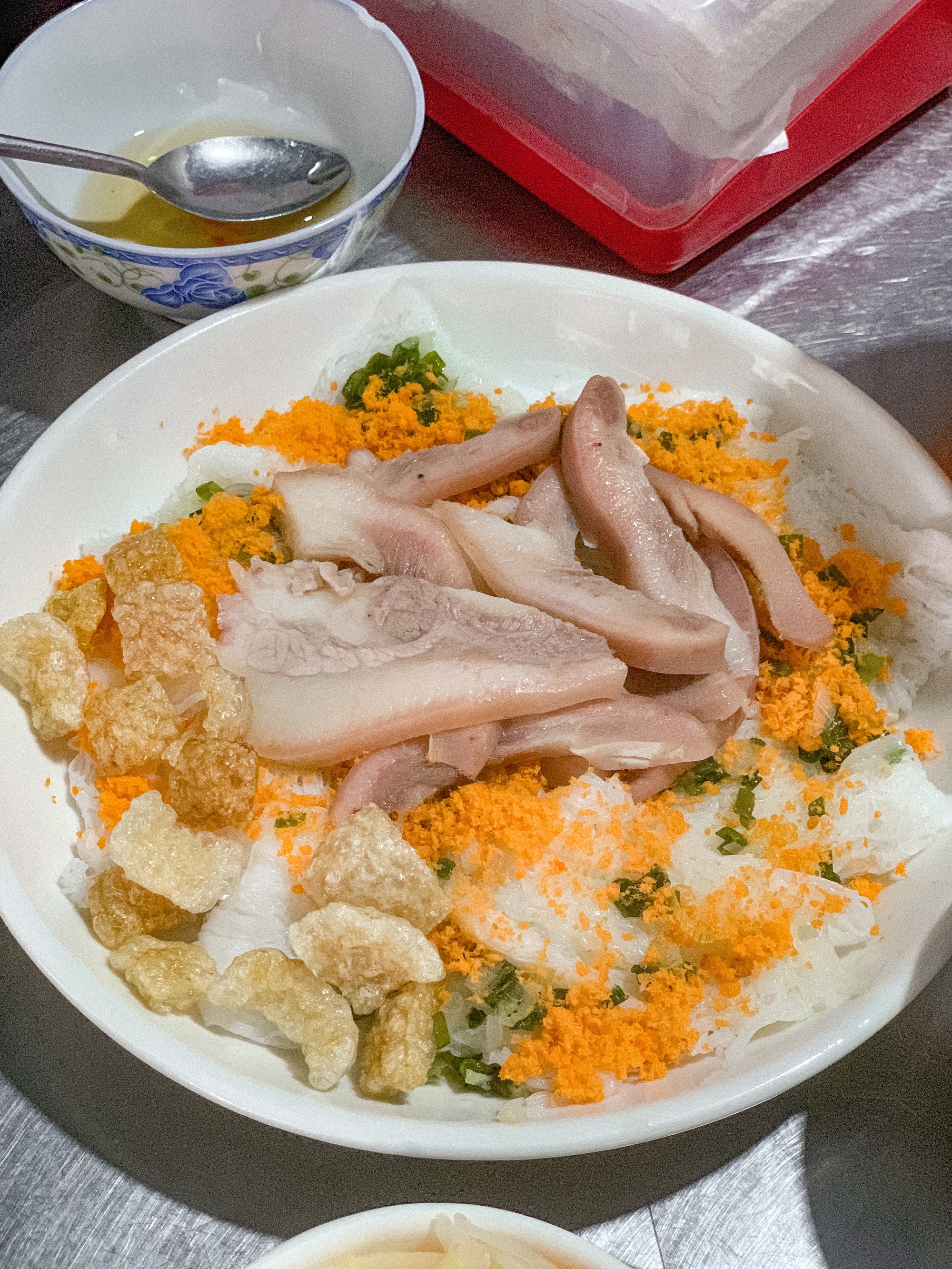 Du khách "sốc" khi đi ăn ở Nha Trang: Bánh bèo 15k/khay 10 chiếc, bánh xèo 8k/chiếc "ú ụ" hải sản - Ảnh 3. Du khách "sốc" khi đi ăn ở Nha Trang: Bánh bèo 15k/khay 10 chiếc, bánh xèo 8k/chiếc "ú ụ" hải sản - Ảnh 3.