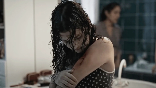 Phim 18+ gây sốc nhất Cannes 2025: Khán giả la hét đòi dừng chiếu, có người ra khỏi rạp bằng xe cứu thương- Ảnh 2. Phim 18+ gây sốc nhất Cannes 2025: Khán giả la hét đòi dừng chiếu, có người ra khỏi rạp bằng xe cứu thương- Ảnh 2.