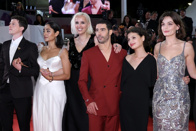 Phim 18+ gây sốc nhất Cannes 2025: Khán giả la hét đòi dừng chiếu, có người ra khỏi rạp bằng xe cứu thương- Ảnh 1. Phim 18+ gây sốc nhất Cannes 2025: Khán giả la hét đòi dừng chiếu, có người ra khỏi rạp bằng xe cứu thương- Ảnh 1.