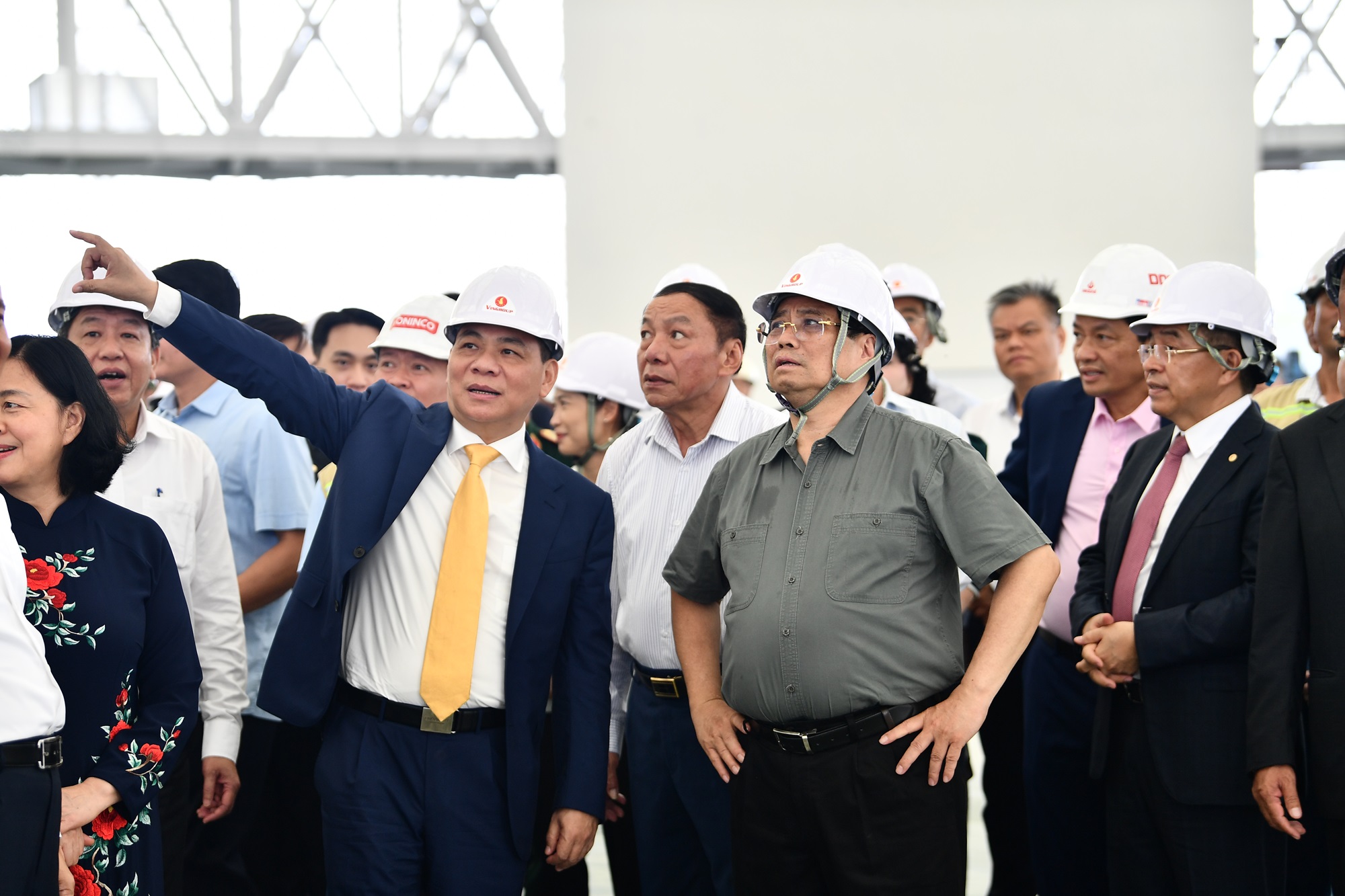 Ông Phạm Nhật Vượng tháp tùng Thủ tướng thăm TT triển lãm quốc gia: Mãn nhãn siêu dự án Top 10 thế giới - Ảnh 4.