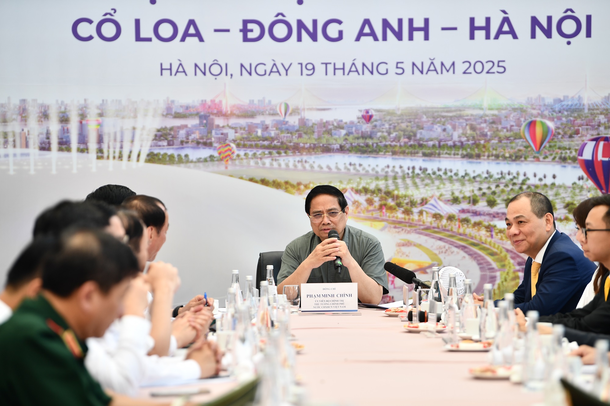Ông Phạm Nhật Vượng tháp tùng Thủ tướng thăm TT triển lãm quốc gia: Mãn nhãn siêu dự án Top 10 thế giới - Ảnh 1.