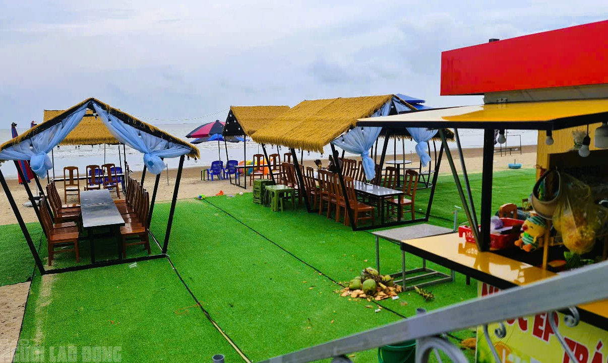 Cảnh nhếch nhác ở bãi biển Hải Tiến nổi tiếng tại thanh hóa - Ảnh 4.
