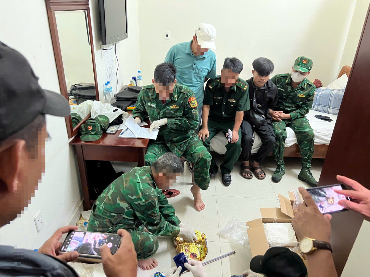 Biên phòng bắt quả tang kẻ tàng trữ ma túy khủng tại khách sạn Quảng Trị - Ảnh 1.