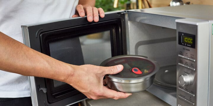 Vì sao không nên cho đồ kim lọai vào lò vi sóng và những vật liệu an toàn? - Ảnh 1.
