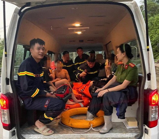 Cứu hộ học sinh mắc kẹt tại suối Cái , hòa bình: Hành trình Giải cứu kịp thời - Ảnh 1. Cứu hộ học sinh mắc kẹt tại suối Cái , hòa bình: Hành trình Giải cứu kịp thời - Ảnh 1.