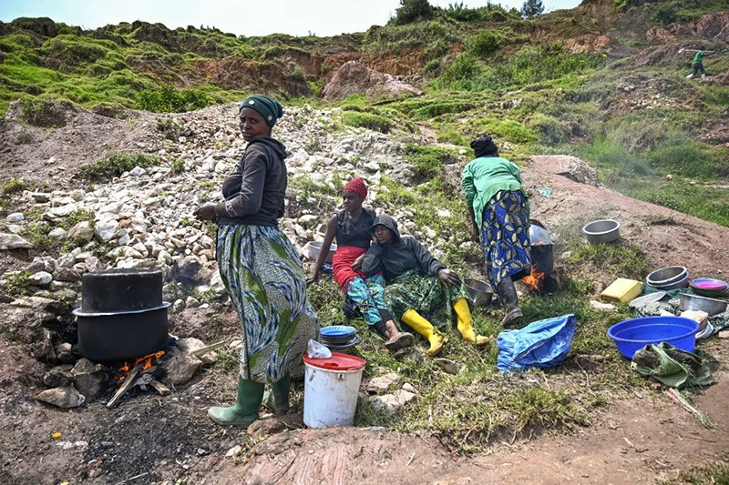 Bên trong 'mỏ vàng đen' coltan Congo nuôi sống thế giới công nghệ - Ảnh 7.