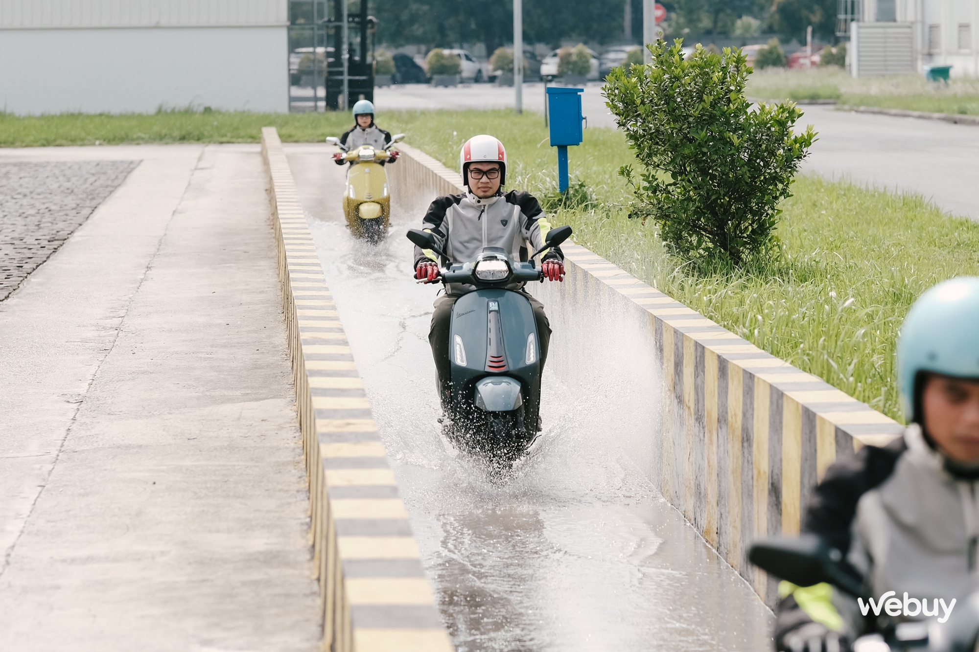 Ghé thăm nhà máy Piaggio top đầu thế giới, trải nghiệm xe: Vespa Primavera êm ái cho phái nữ, Sprint bốc mạnh cho người mê thể thao- Ảnh 20. Ghé thăm nhà máy Piaggio top đầu thế giới, trải nghiệm xe: Vespa Primavera êm ái cho phái nữ, Sprint bốc mạnh cho người mê thể thao- Ảnh 20.