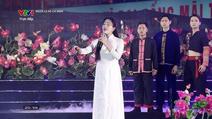 Ca sĩ Huyền Trang xúc động khi hát tại chương trình mừng sinh nhật Bác- Ảnh 1.
