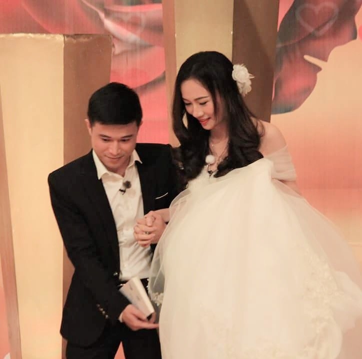 Hot mom nổi tiếng đăng ảnh cưới cách đây 15 năm có thể "sĩ" đến muôn đời, chú rể đẹp trai nhưng nhìn cứ "sai sai"- Ảnh 2. Hot mom nổi tiếng đăng ảnh cưới cách đây 15 năm có thể "sĩ" đến muôn đời, chú rể đẹp trai nhưng nhìn cứ "sai sai"- Ảnh 2.