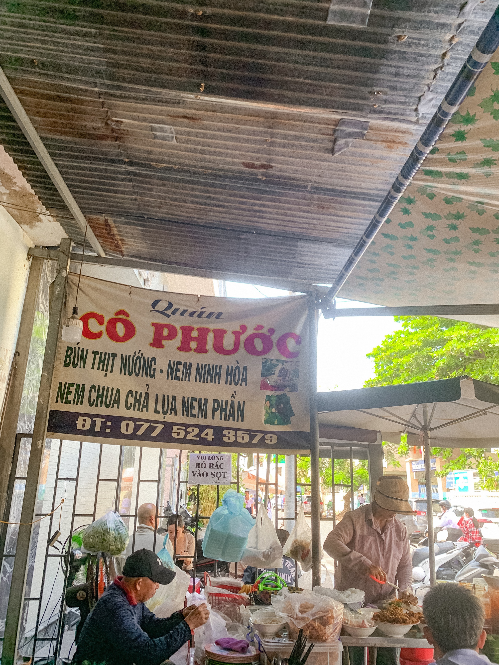 Du khách "sốc" khi đi ăn ở Nha Trang: Bánh bèo 15k/khay 10 chiếc, bánh xèo 8k/chiếc "ú ụ" hải sản - Ảnh 6. Du khách "sốc" khi đi ăn ở Nha Trang: Bánh bèo 15k/khay 10 chiếc, bánh xèo 8k/chiếc "ú ụ" hải sản - Ảnh 6.