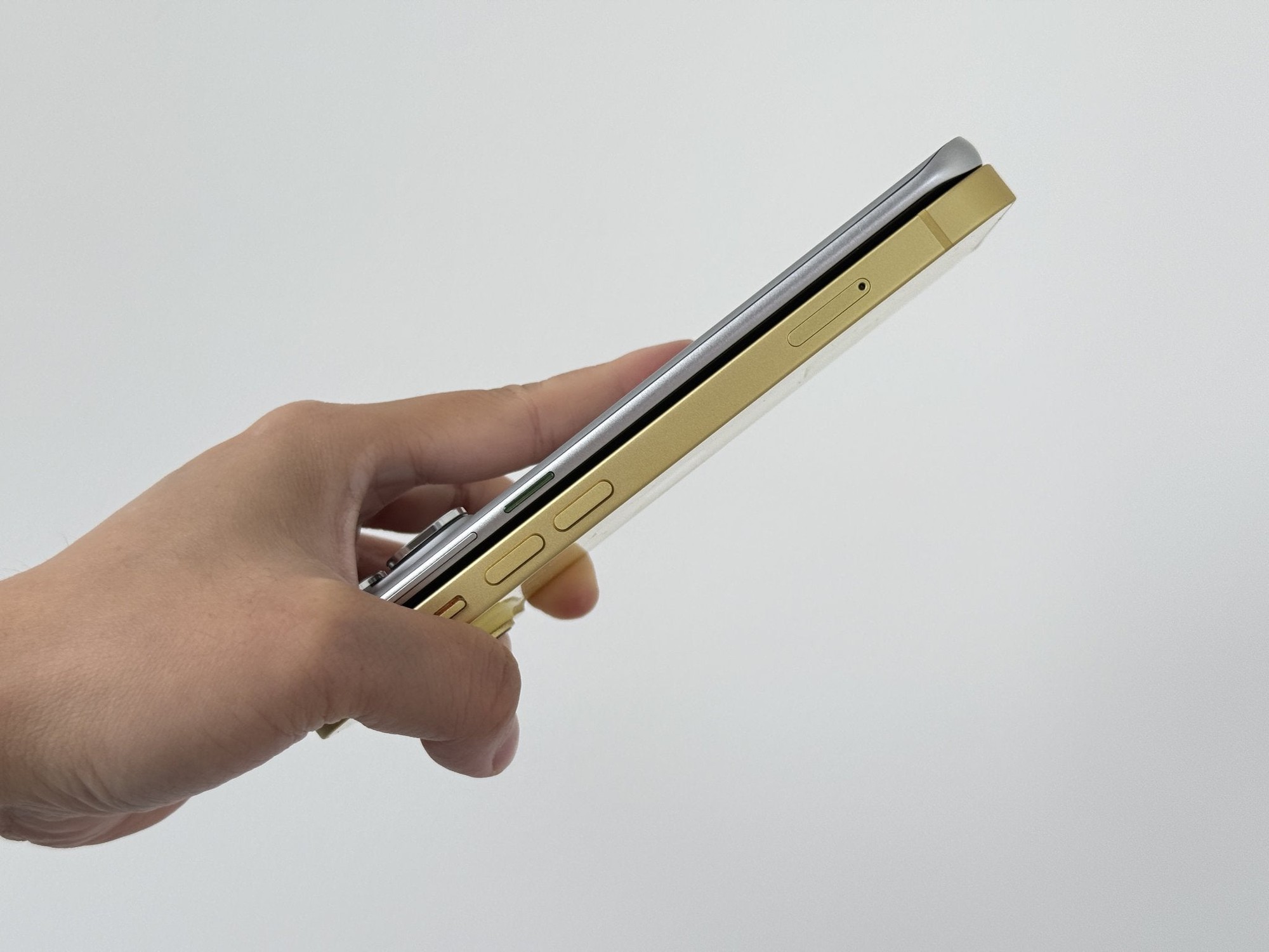 Đáp trả Galaxy S25 Edge, hãng Trung Quốc rục rịch ra mắt smartphone màn hình cong mỏng nhất thế giới- Ảnh 3. Đáp trả Galaxy S25 Edge, hãng Trung Quốc rục rịch ra mắt smartphone màn hình cong mỏng nhất thế giới- Ảnh 3.
