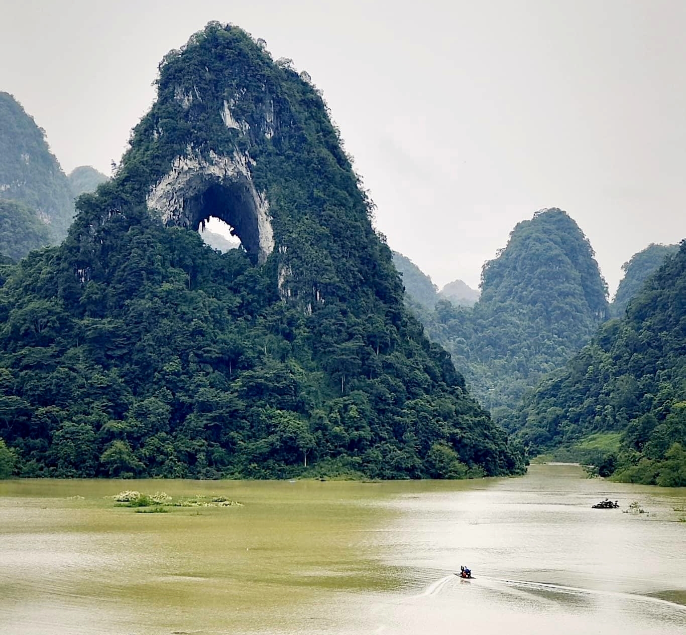 Khám phá Tuyên Quang, Cao Bằng cùng "Thám tử Kiên": Cảnh sắc "tuyệt đối điện ảnh" giữa sương mù, núi đá và ánh hoàng hôn - Ảnh 6. Khám phá Tuyên Quang, Cao Bằng cùng "Thám tử Kiên": Cảnh sắc "tuyệt đối điện ảnh" giữa sương mù, núi đá và ánh hoàng hôn - Ảnh 6.