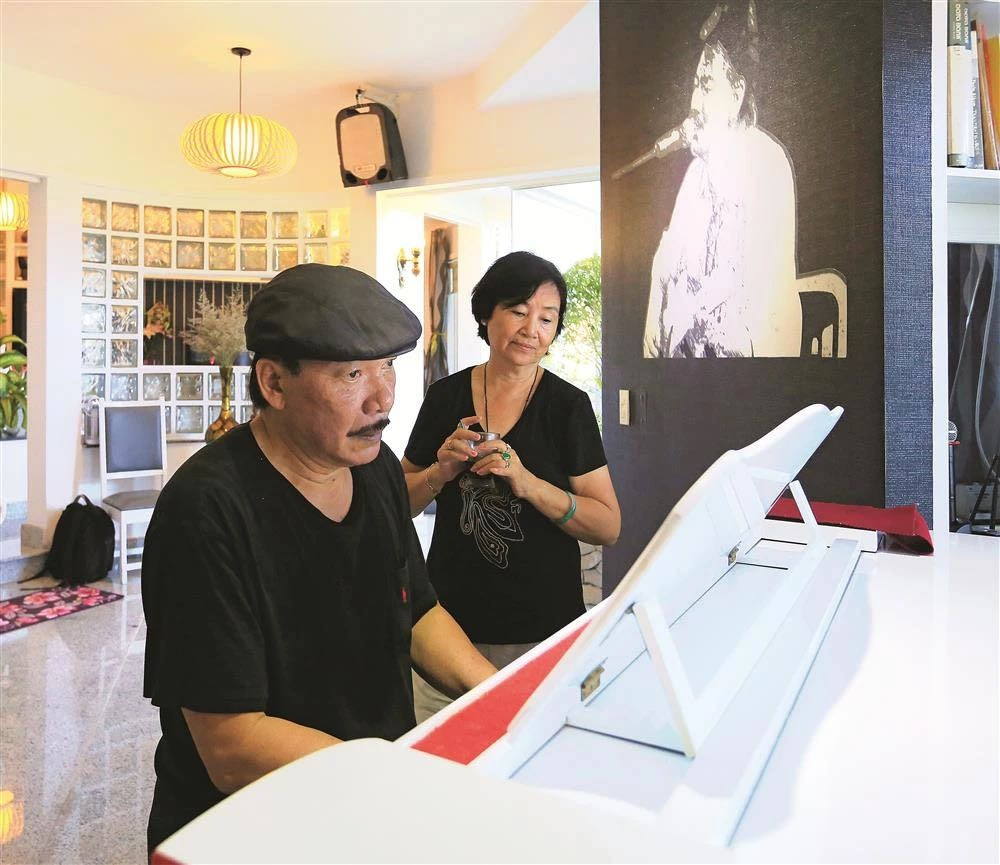 Nam nghệ sĩ sống ở biệt thự ven biển, gia đình toàn người nổi tiếng, U80 vẫn đang “tuổi yêu” - Ảnh 4.