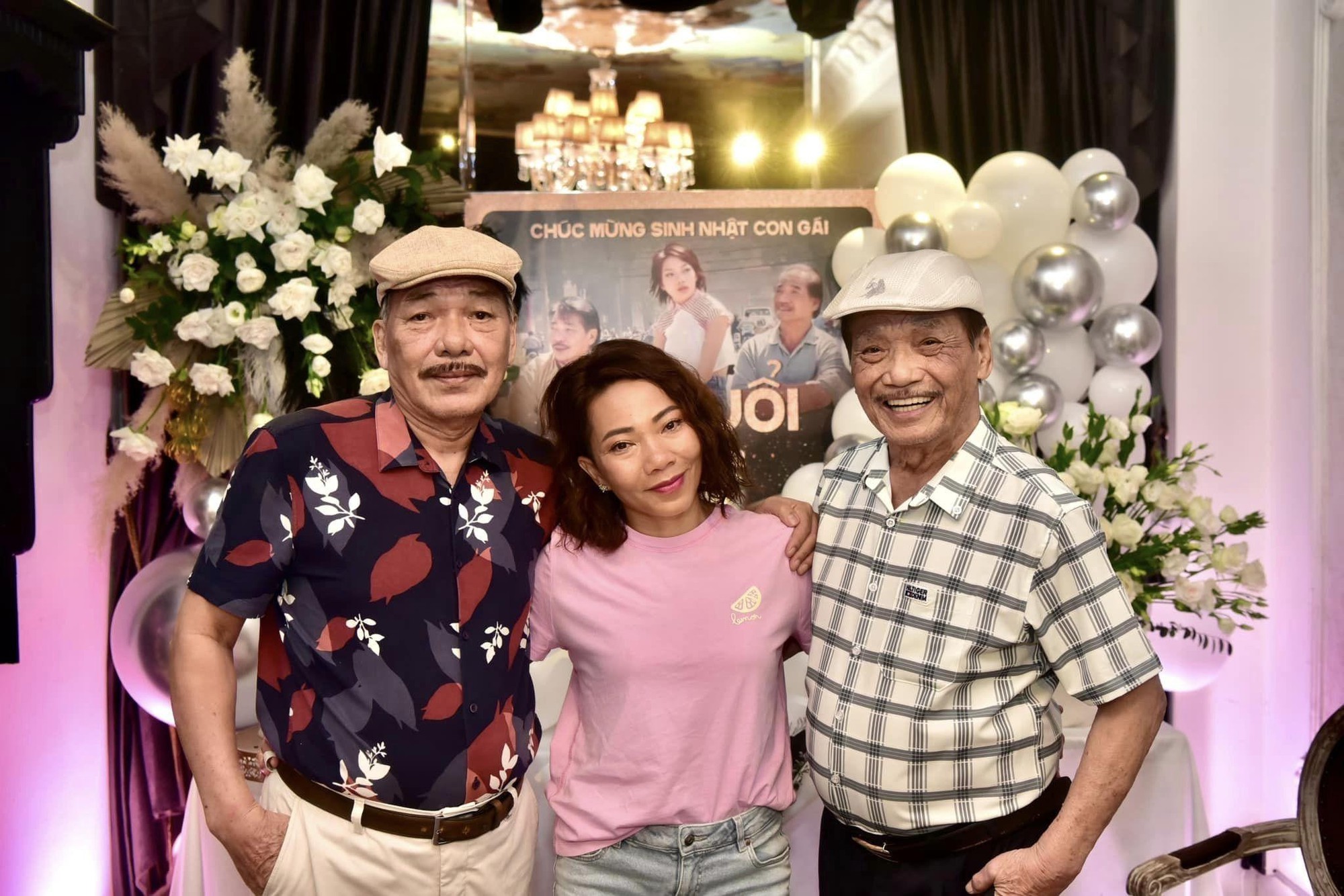 Nam nghệ sĩ sống ở biệt thự ven biển, gia đình toàn người nổi tiếng, U80 vẫn đang “tuổi yêu” - Ảnh 1.