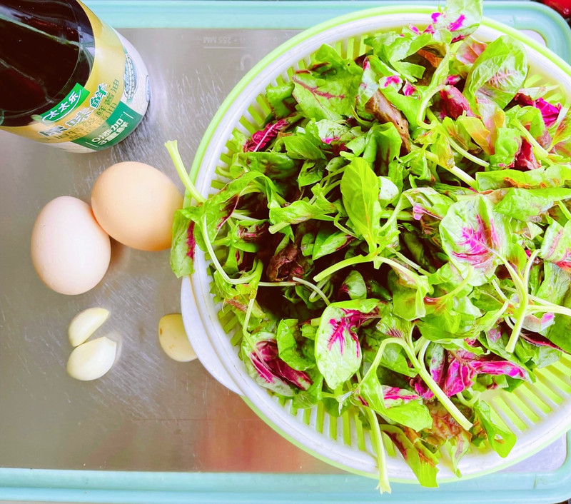 3 m&oacute;n ăn từ loại rau gi&uacute;p gan khỏe, bảo vệ tim: Rất rẻ lại mệnh danh l&agrave; "vi&ecirc;n hồng ngọc" trong c&aacute;c loại rau - Ảnh 1.