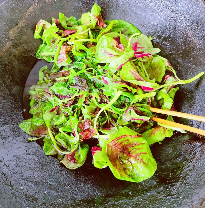 3 m&oacute;n ăn từ loại rau gi&uacute;p gan khỏe, bảo vệ tim: Rất rẻ lại mệnh danh l&agrave; "vi&ecirc;n hồng ngọc" trong c&aacute;c loại rau - Ảnh 2.