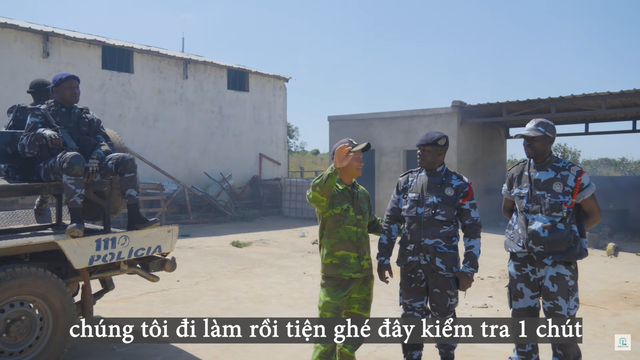 Cảnh sát bất ngờ đến trang trại team Quang Linh châu Phi, chuyện gì đã xảy ra? - Ảnh 1.