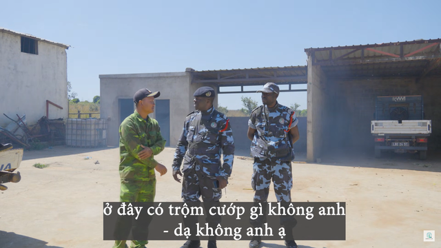 Cảnh sát bất ngờ đến trang trại team Quang Linh châu Phi, chuyện gì đã xảy ra? - Ảnh 2.